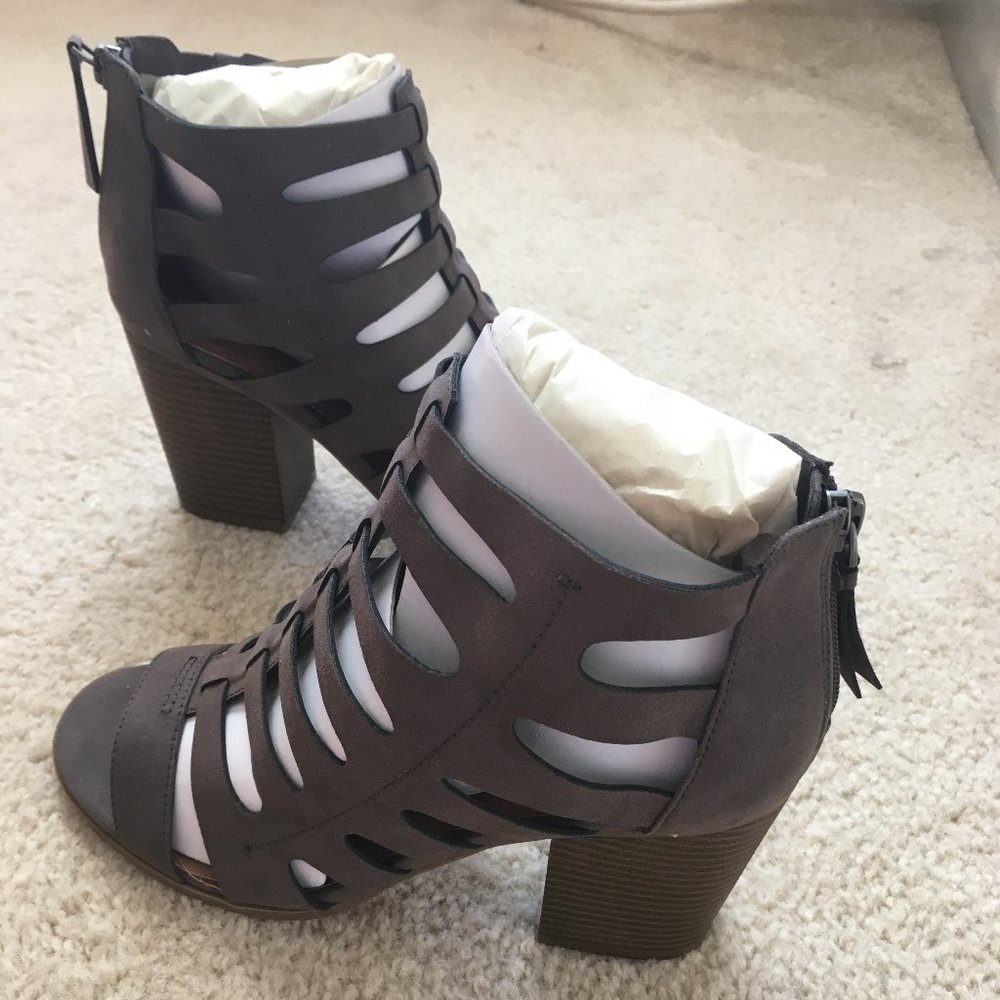 Indigo Rd. Women's Perky Dress Pump, Grigio, latte